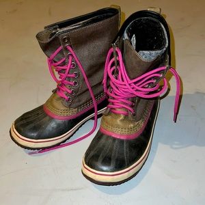 Women’s Sorel Size 8 winter boots brown magenta and black snow